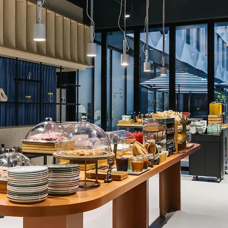 The Social Hub 3*